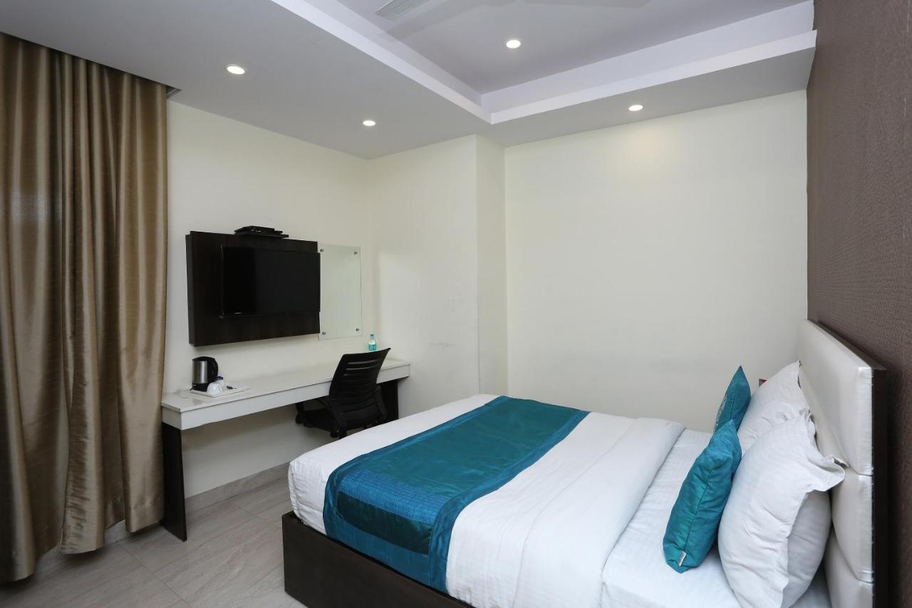 Oyo 8132 Hotel Kukreja Dehradun Extérieur photo
